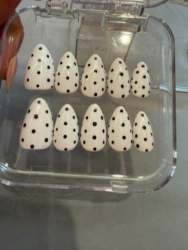 White polka dot press nails - press,
