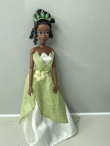 Disney store classic doll - store,