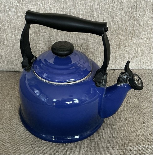 Creuset whistle kettle - le,