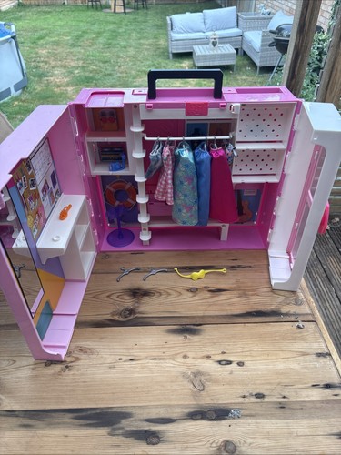Barbie walk and wardrobe - walk,