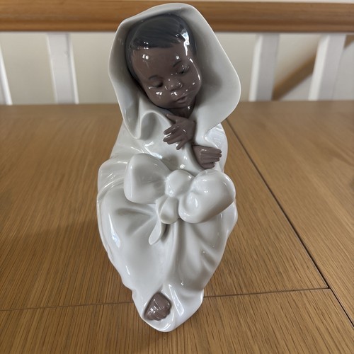 Nao lladro all bundled up - by,