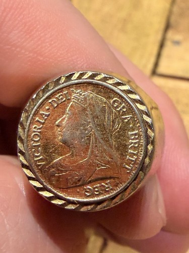 Half sovereign style - half,