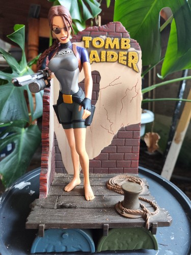 Lara croft tomb raider - tomb,