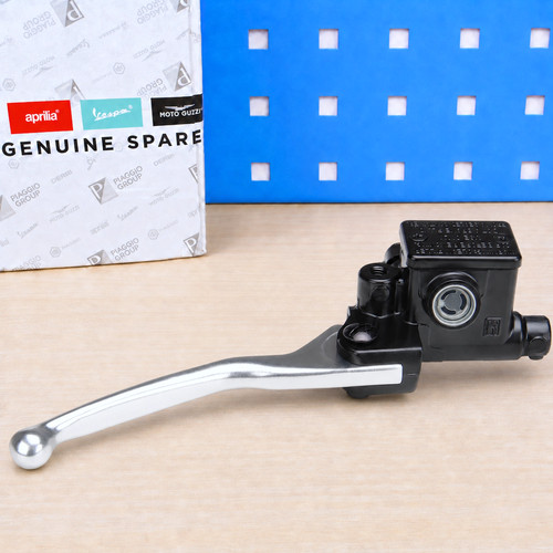 Front brake master cylinder - front,