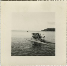 OLD PHOTO - VINTAGE SNAPSHOT - PEDAL BOAT - PEDAL BOAT CIRCA 1950