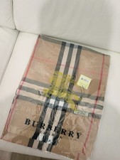 Classic Burberry Scarf – Elegant & Authentic, Perfect Condition!