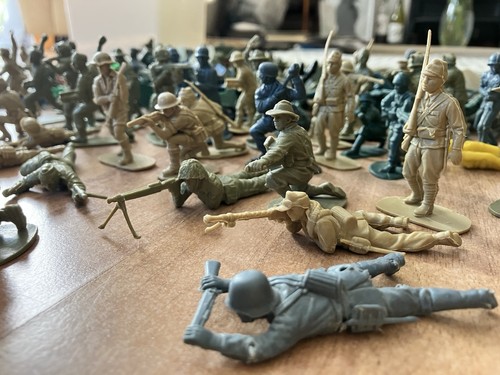 Vintage plastic toy soldiers - vintage,