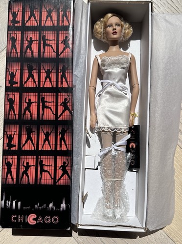 Tonner doll roxie hart - doll,