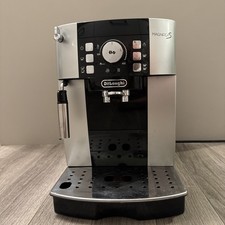 De'Longhi Magnifica S Bean to Cup Coffee Machine ECAM22.110.B
