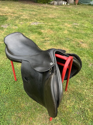 Close contact jumping saddle - close,