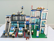 LEGO CITY 7498 POLICE STATION