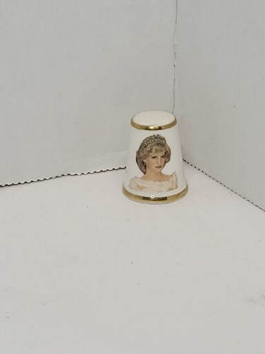 Royal grafton bone china lady - china,