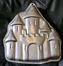 WILTON NOVELTY CASTLE SHAPED ALUMINIUM BIRTHDAY/CELEBRATION CAKE BAKING TIN 
