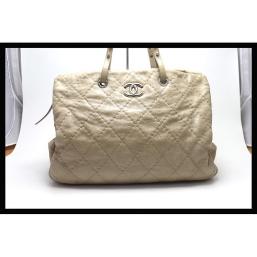 Chanel the road tote - on,