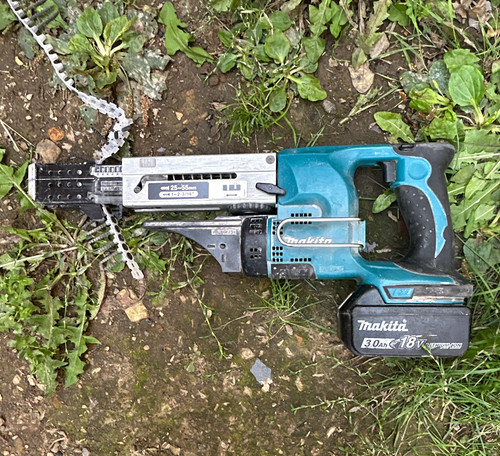 Makita screw gun with - , battery