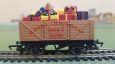 Hornby R6549 7-plank wagon Christmas 2011 with present load, brown, (Last one)