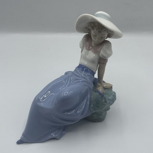 Nao lladro girl - by, listening