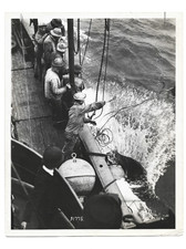 WW1 PRESS PHOTO- SAILORS ON SHIP PULLING UP MINES AT SEA- 8 x 10