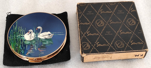 Beautiful vintage stratton - vintage,