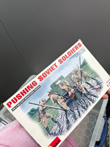 Miniart wwii pushing soviet - miniart,