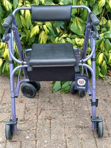 New walking aid with - , seat.-