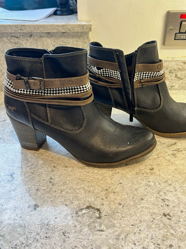 Mustang black ankle booties - black,