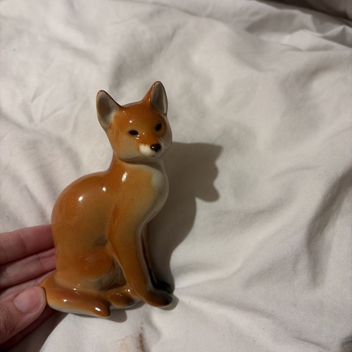 Red fox sitting lomonosov - red,