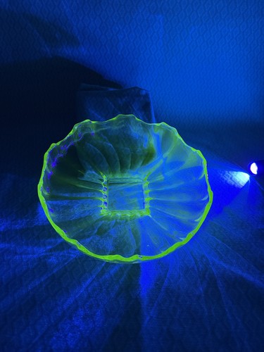 Vintage uranium green glass - uranium,