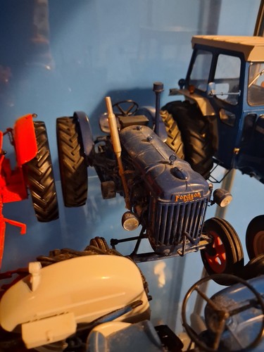 Universal hobbies fordson - universal,