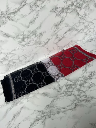 Gucci chain logo design - &,