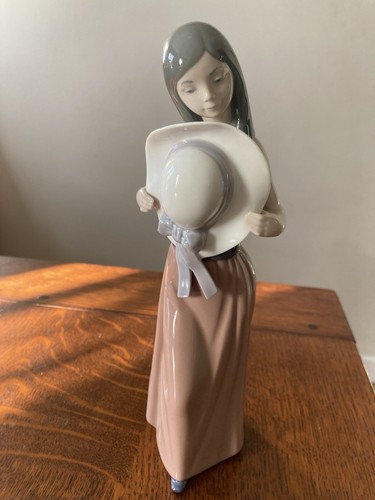Lladro bashful girl hat no - &, hat.