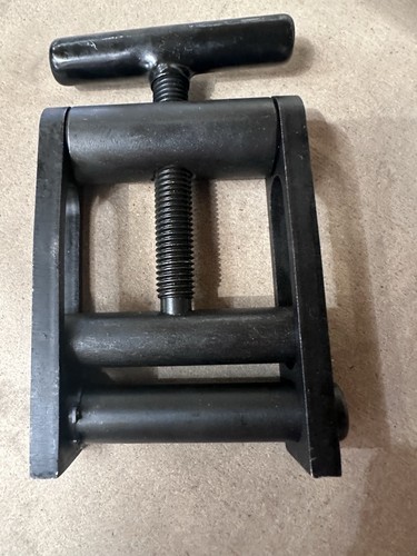 Pocket squeeze tool screw
