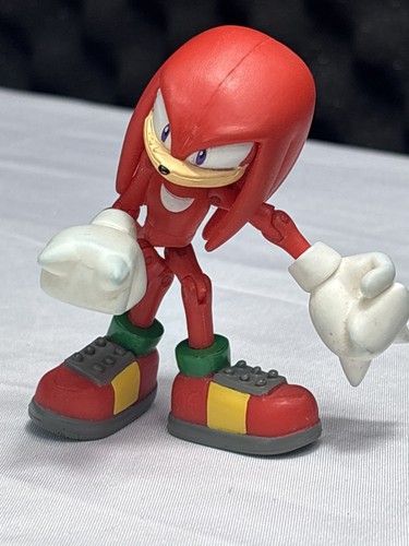 Jazwares knuckles figure - knuckles, sonic