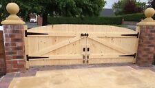 WOODEN DRIVEWAY GATES 3FT HIGHEST POINT T&G FREE T HINGES & TOP BOLT 