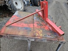 TRACTOR LINKAGE MOUNTED SINGLE BALE SPIKE. 