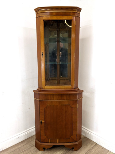 Corner cabinet yew - corner,