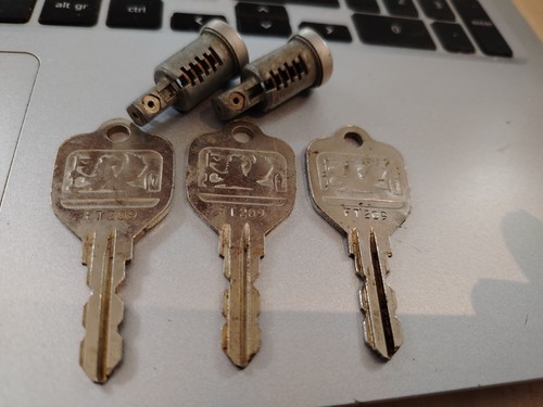 Vintage vauxhall keys - x,