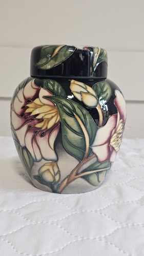 Boxed moorcroft pottery - boxed,