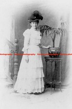 F014042 woman table with - woman,