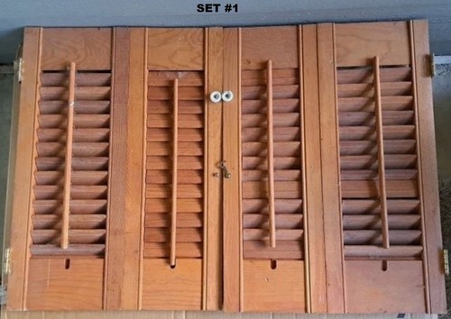 Set wooden louvered - of,