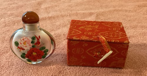 Beautiful hand painted snuff - hand,