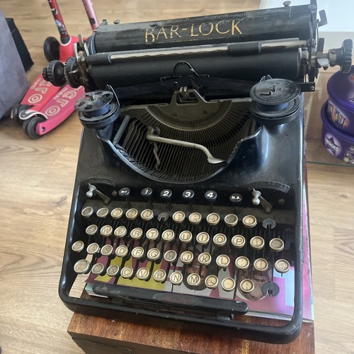 Antique vintage typewriter - typewriter, bar