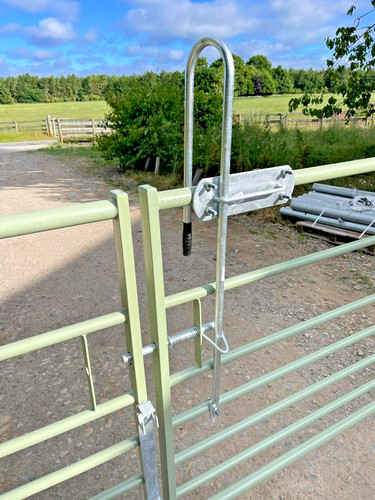 Horse friendly equestrian gate