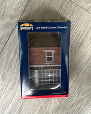 BACHMANN SCENECRAFT 44-245 OO LOW RELIEF CORNER CHEMIST–CARTER’S CHEMIST - boxed
