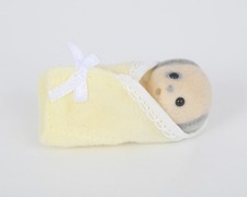 Sylvanian Patches Ivory Dog baby figure. Lying Carry Case 4391 Calico Critters