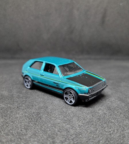 Hot wheels volkswagen golf - hot,