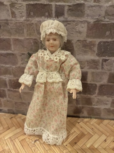 Dolls house scale - house, 1/16