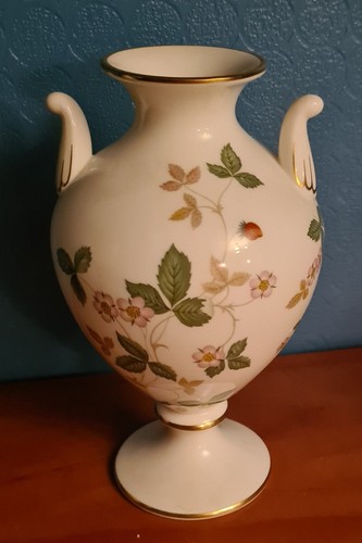 Wedgwood wild strawberry bone - wild,