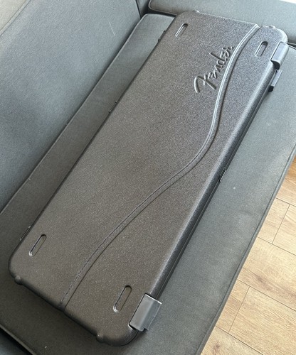 Fender deluxe molded case - fender,