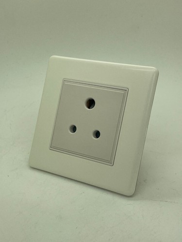 Screwless matt white plug - screwless,